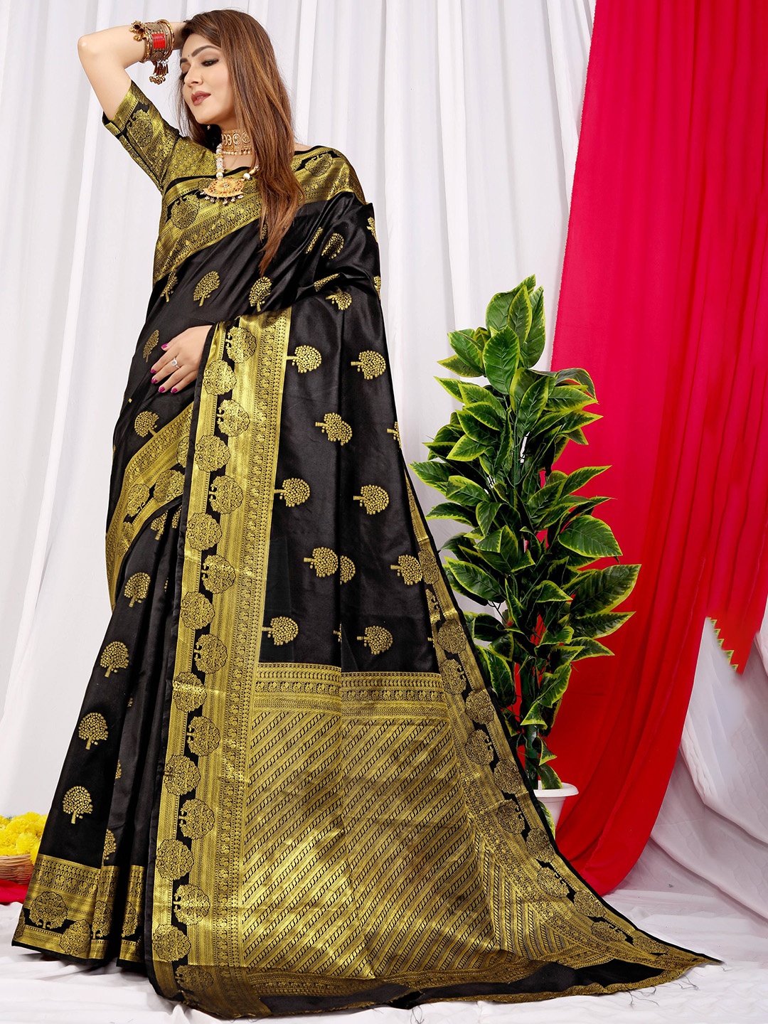 

PATIALAPICKS Woven Design Zari Pure Silk Heavy Work Kanjeevaram Saree, Black