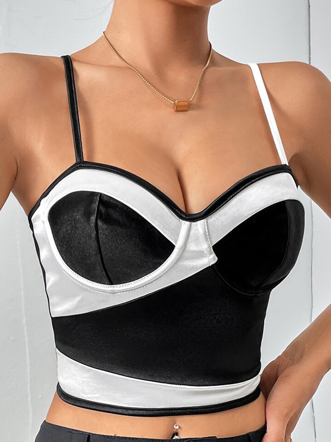 

StyleCast Black Colourblocked Sweetheart Neck Crop Top