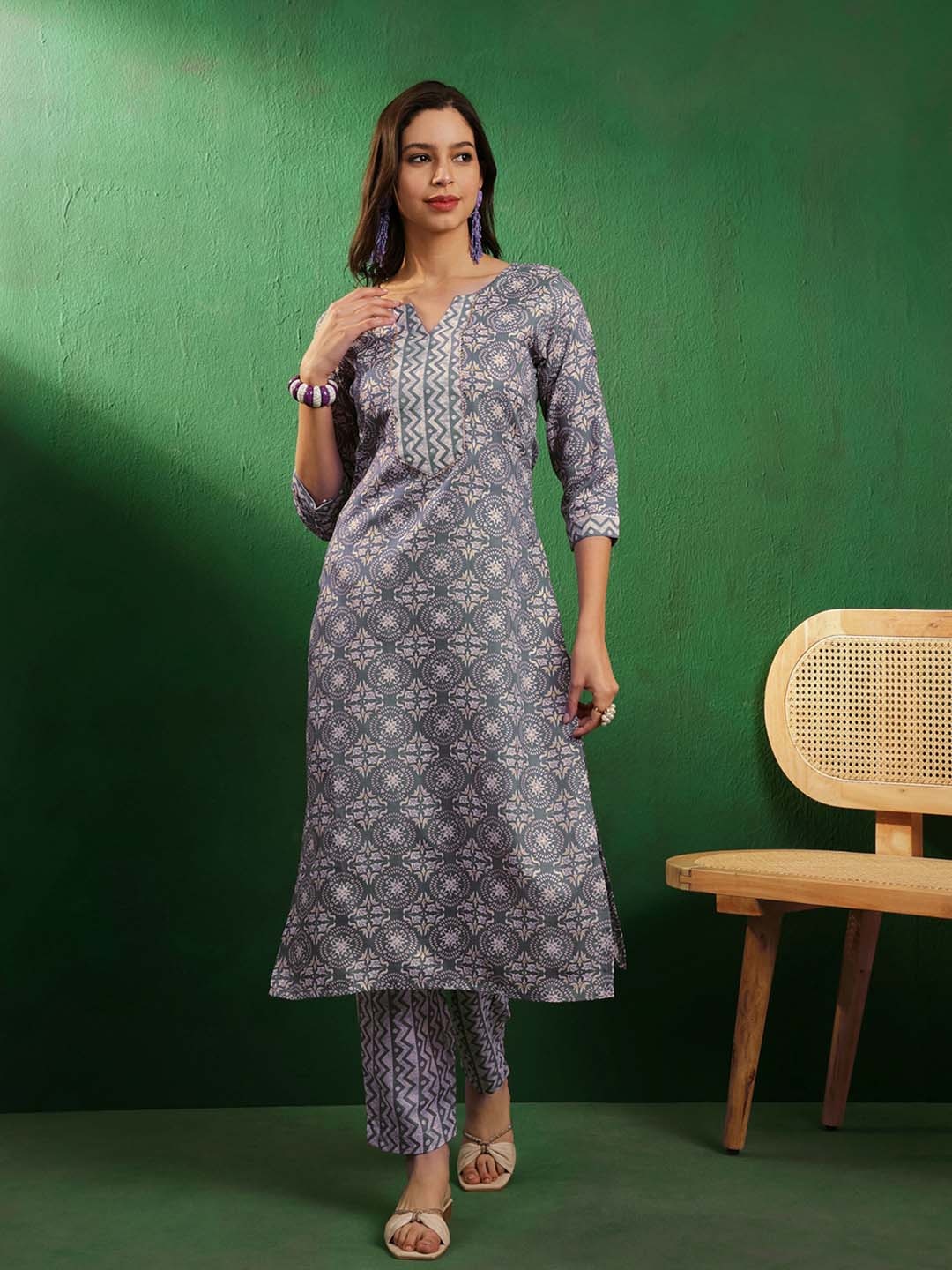 

Sangria Printed Notch Neck Kurta With Trousers Sets, Grey