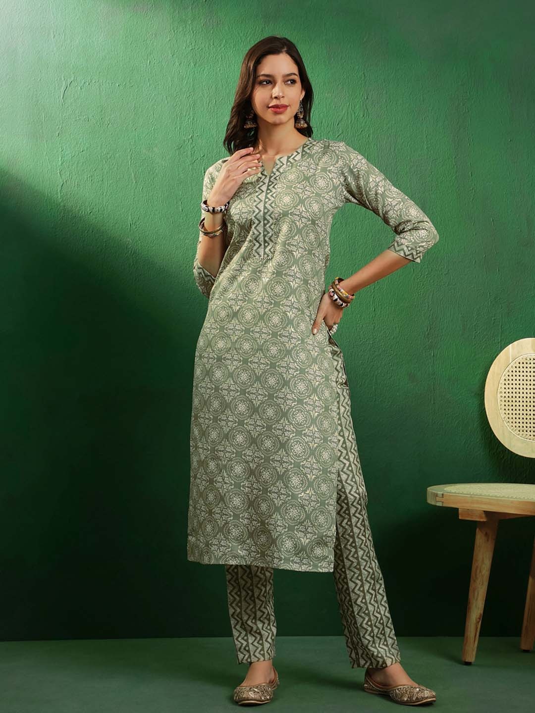 

Sangria Floral Printed Notch Neck Kurta With Trousers, Green