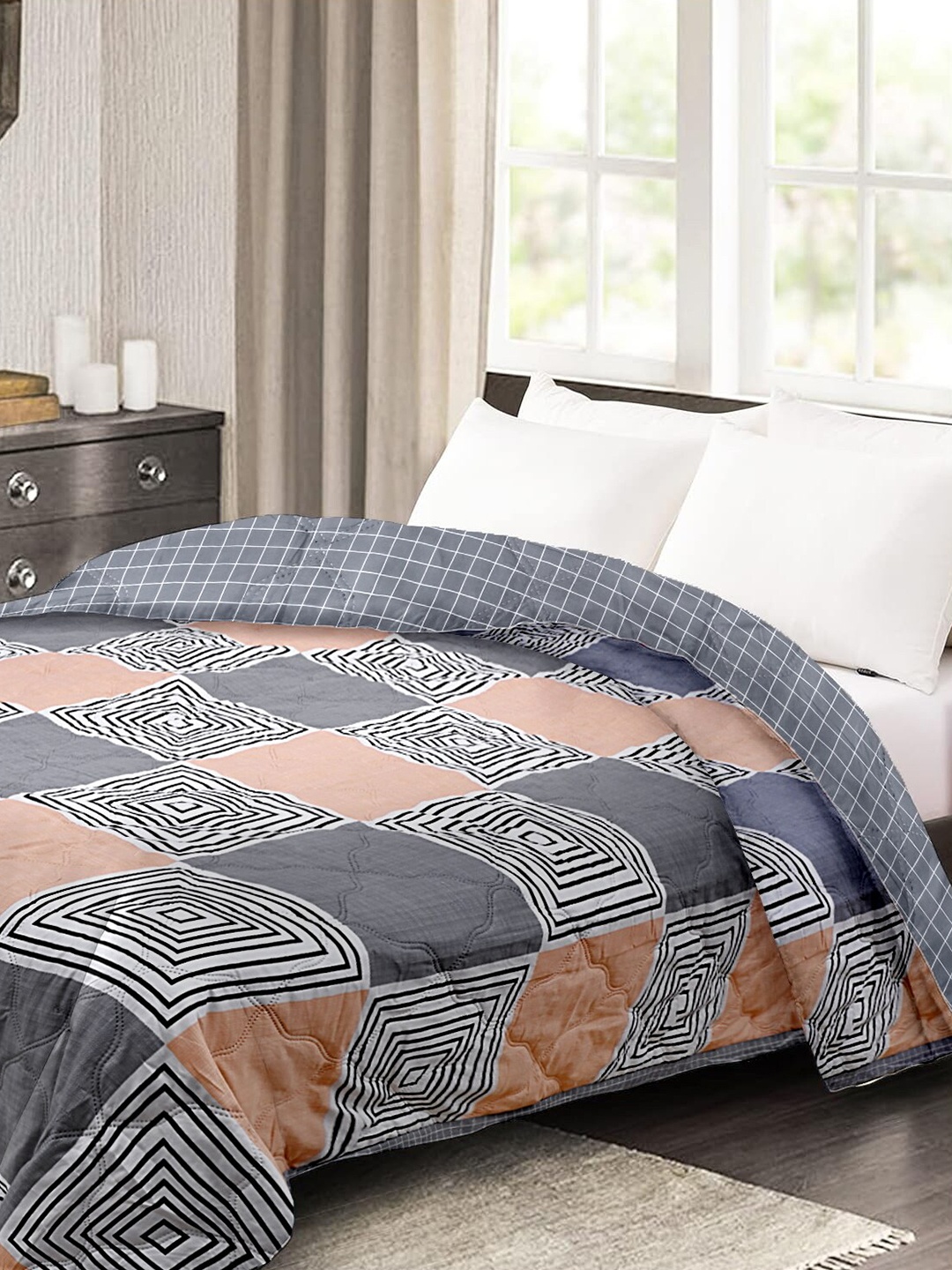 

Cortina Grey & White Geometric AC Room 140 GSM Single Reversible Quilted Bed Dohar