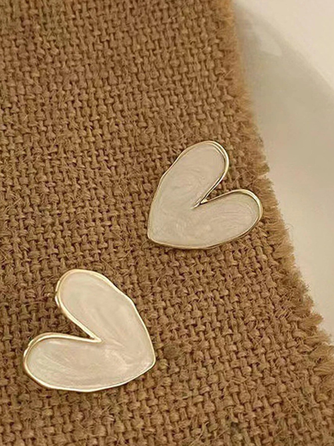 

FIMBUL Heart Shaped Stud Earrings, White