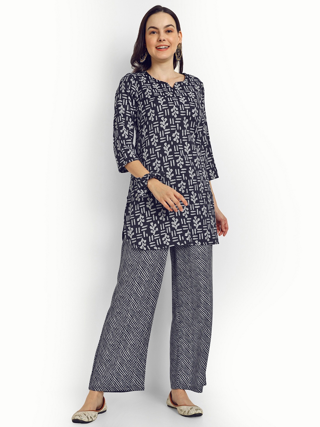 

SHINISHA Geometric Printed Kurti With Trouser With Scrunchie, Blue