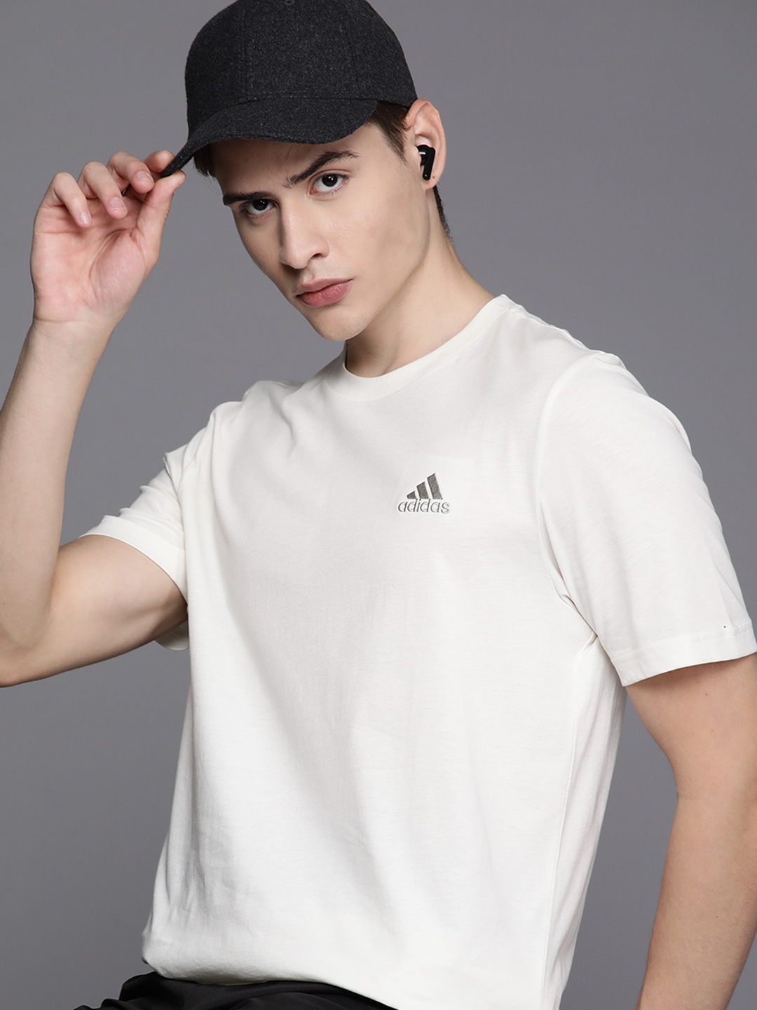 

ADIDAS Men Pure Cotton Single Jersey Small Logo T-shirt, Off white