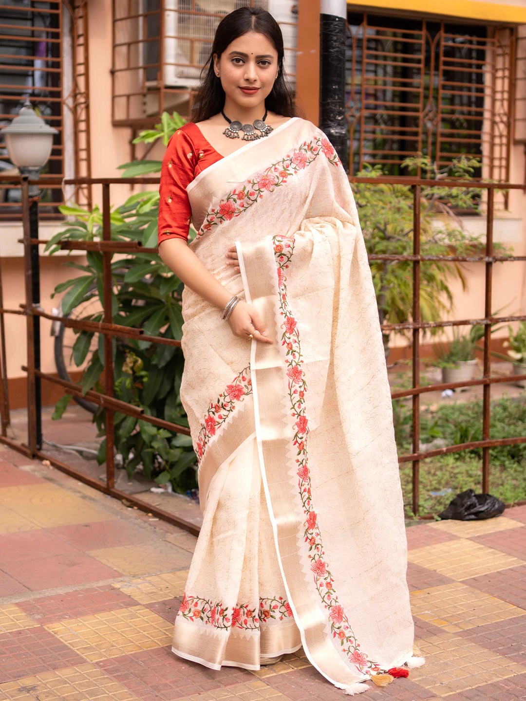 

Mitera White Floral Embroidered Zari Linen Saree