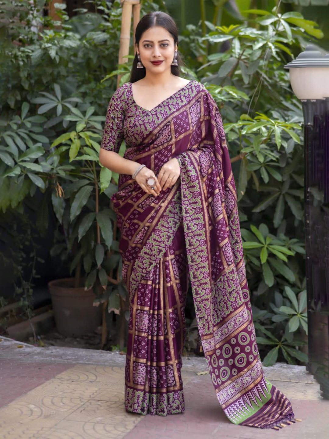 

Ekasya Ethnic Motifs Printed Saree, Magenta