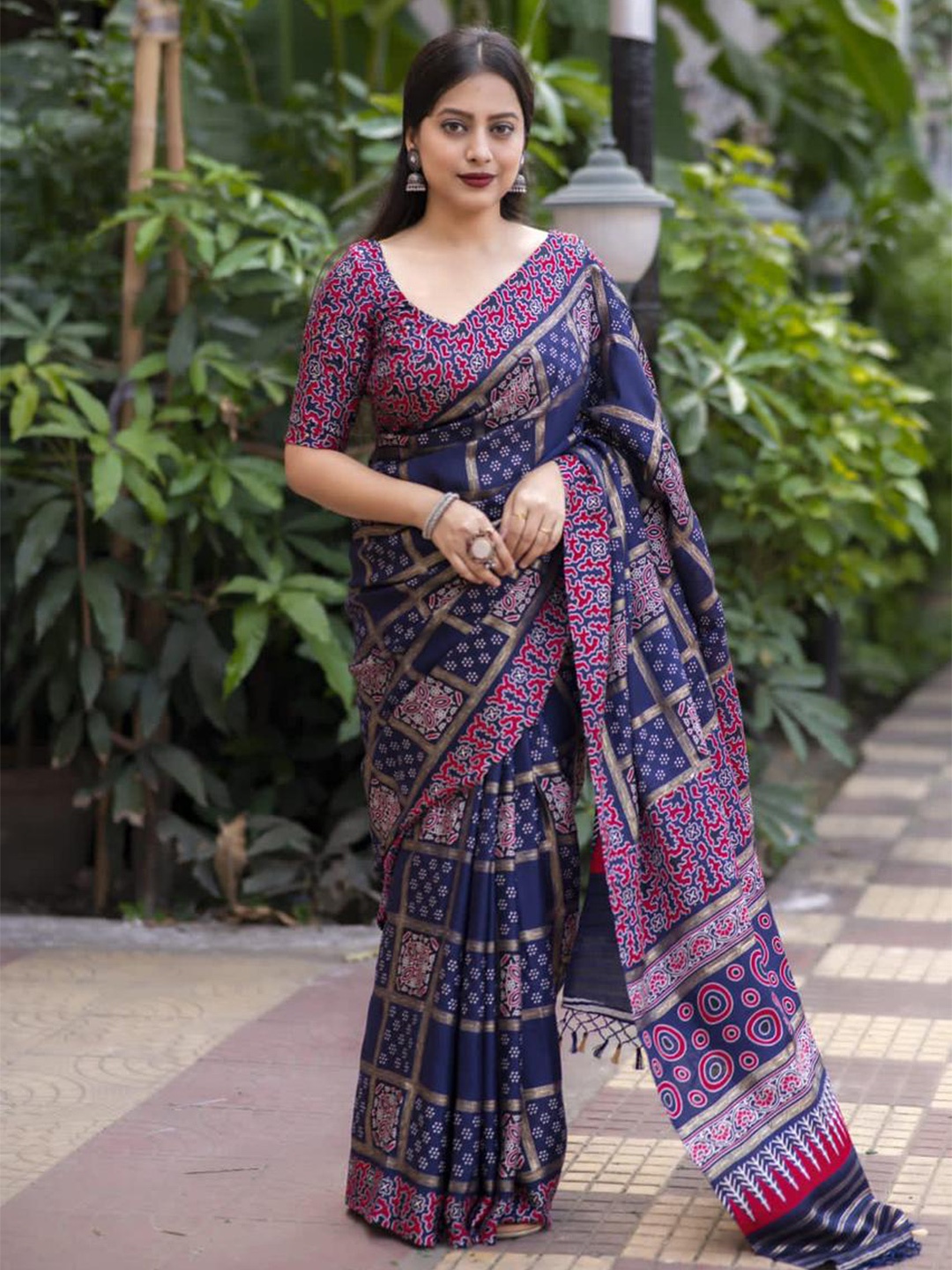 

Ekasya Bandhani Printed Silk Pashmina Designer Saree, Navy blue