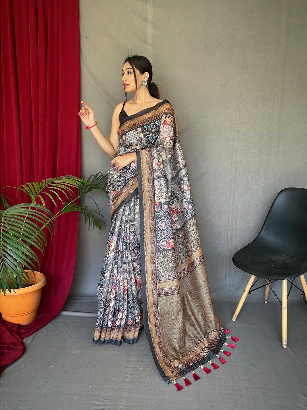 

Ekasya Carpet Silk Designer Saree with Tassels, Grey