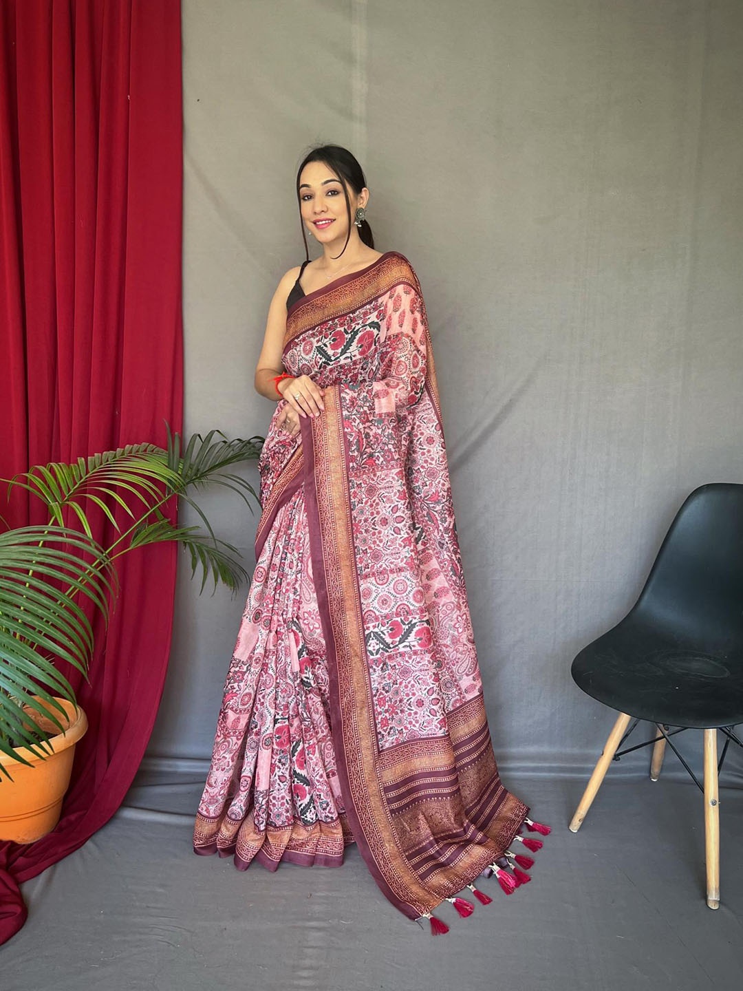 

Ekasya Floral Printed Designer Saree, Magenta
