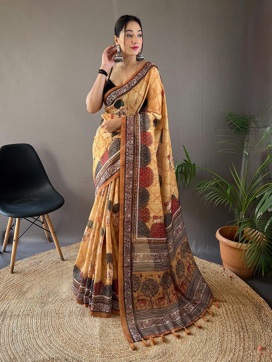 

Ekasya Floral Printed Saree, Orange
