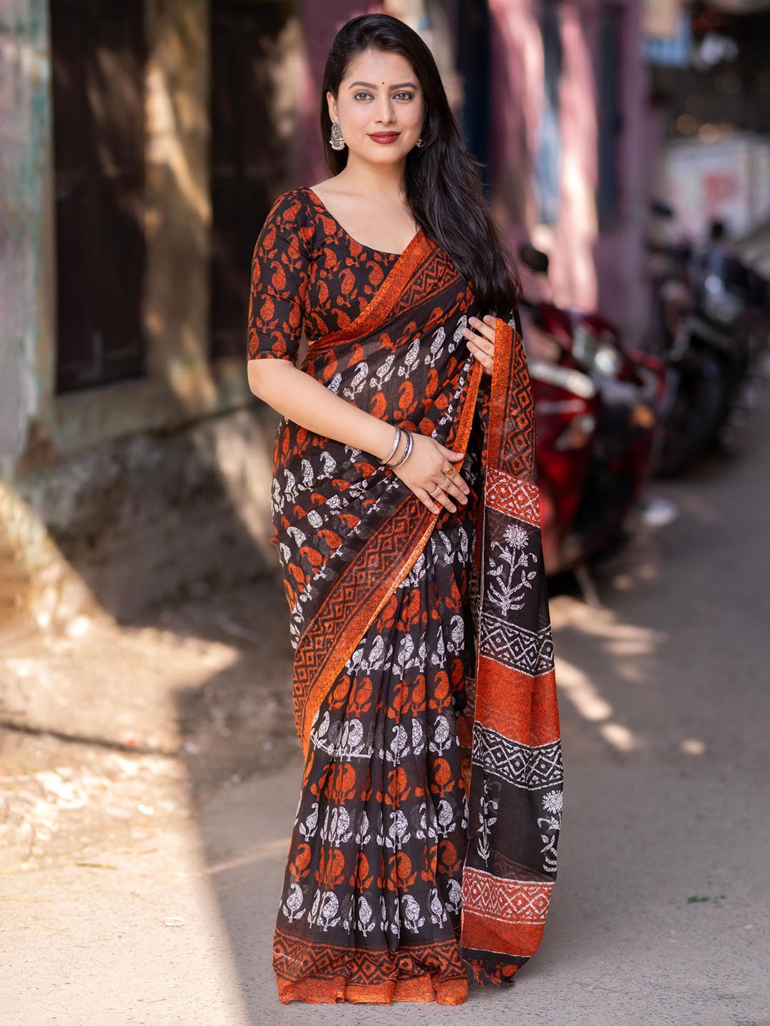 

Ekasya Paisley Printed Saree, Orange