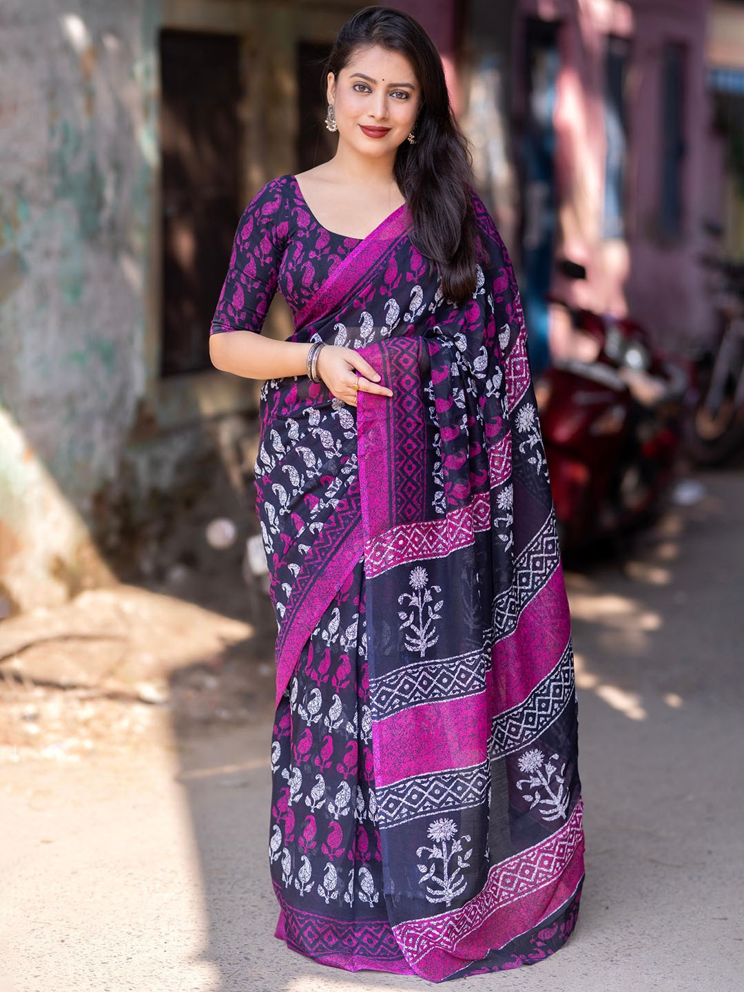 

Ekasya Paisley Printed Linen Blend Designer Saree, Purple