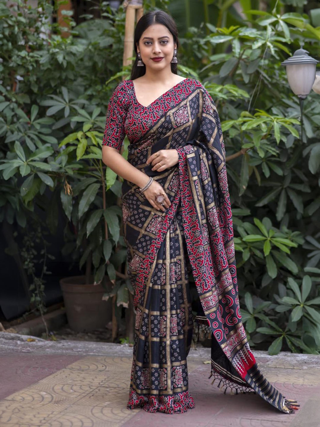 

Ekasya Linen Blend Saree, Black