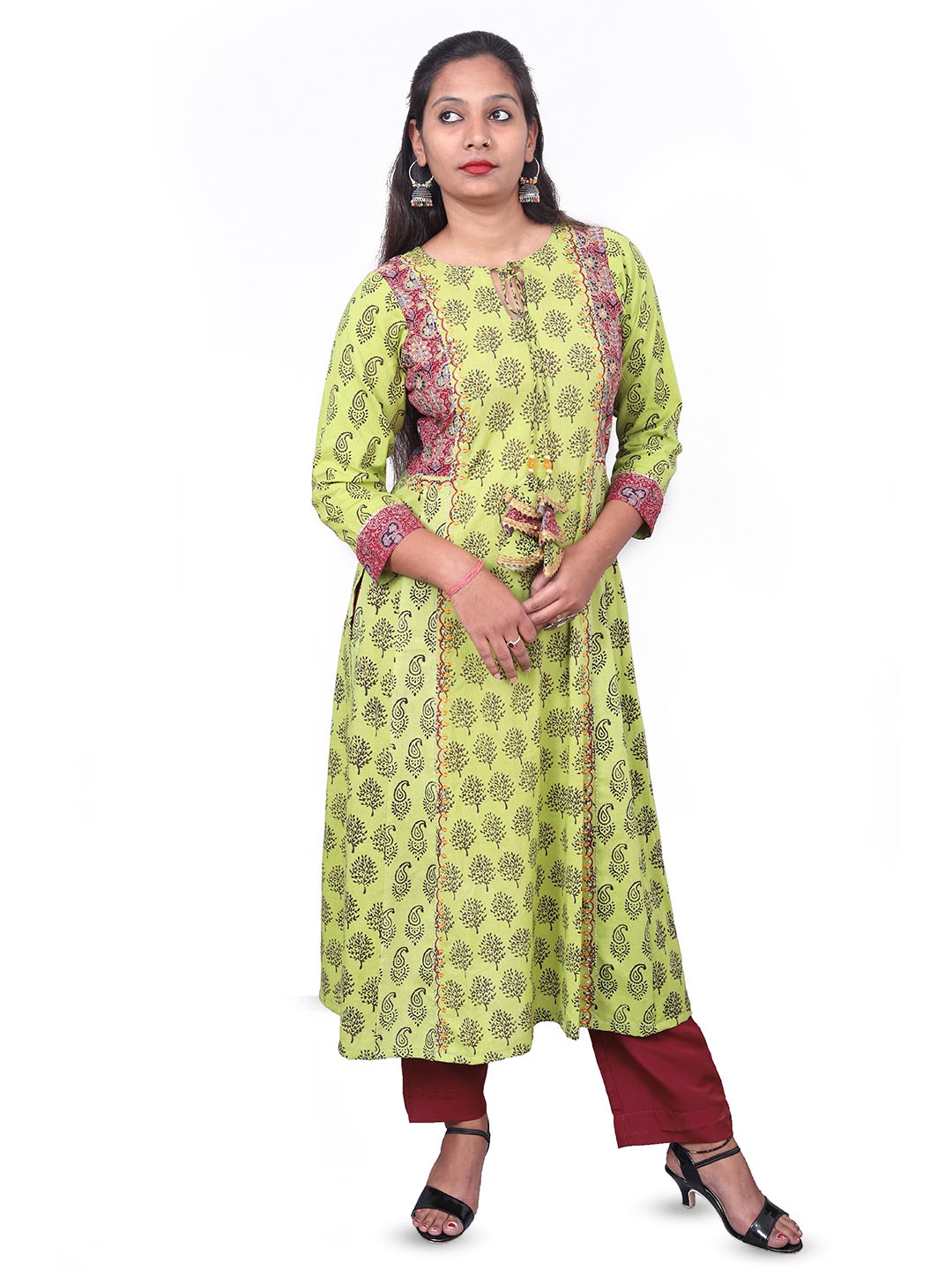 

WEAVERS SAGA Keyhole Neck Thread Work Anarkali Kurta, Green