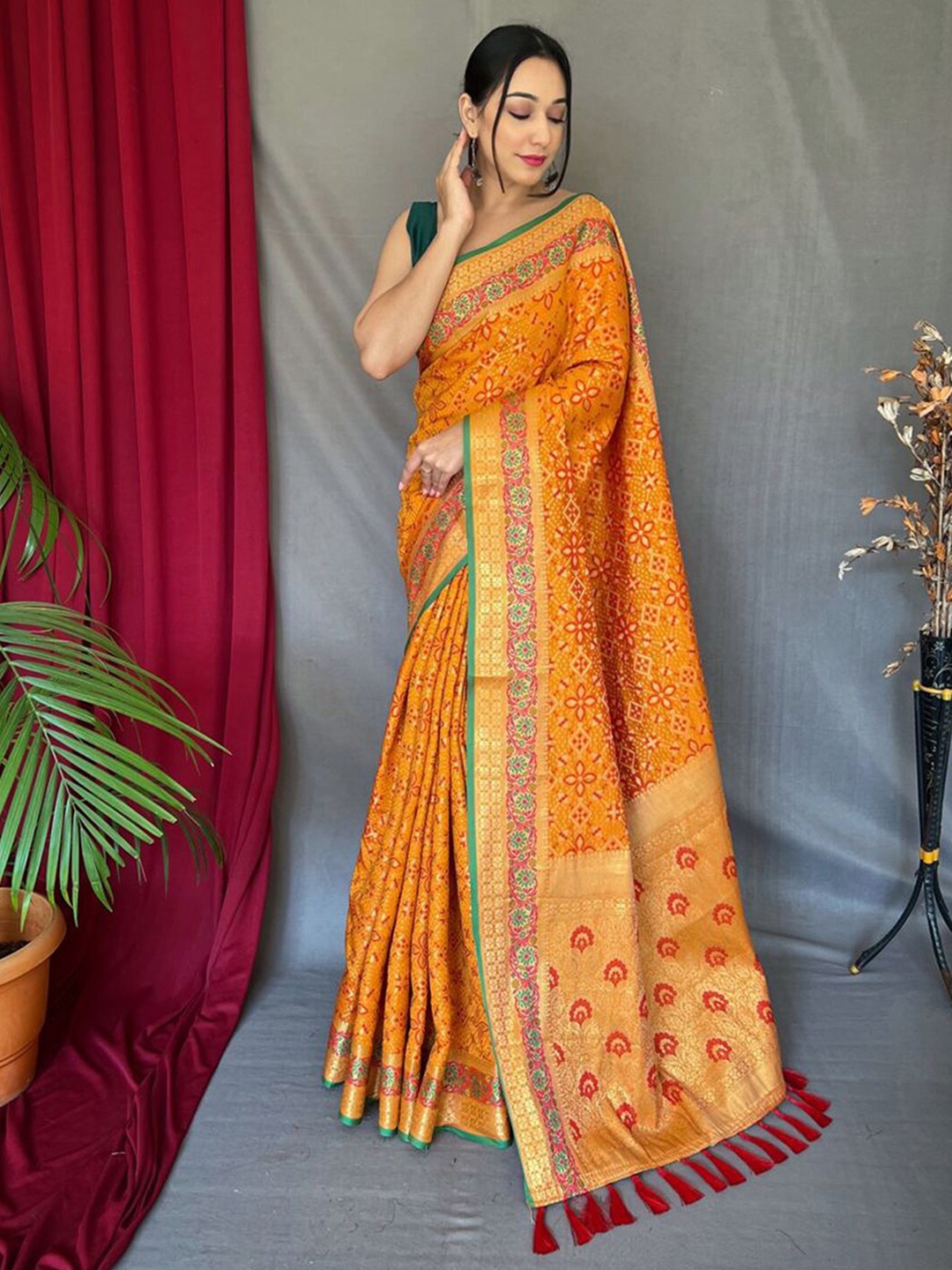 

Satrani Floral Printed Jacquard & Tassels Zari Art Silk Fusion Saree, Yellow