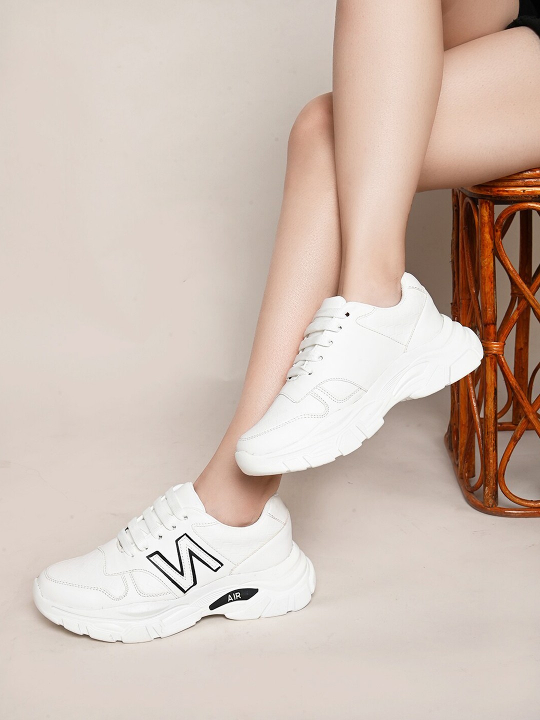 

XE Looks Women Textured Lightweight Sneakers, White