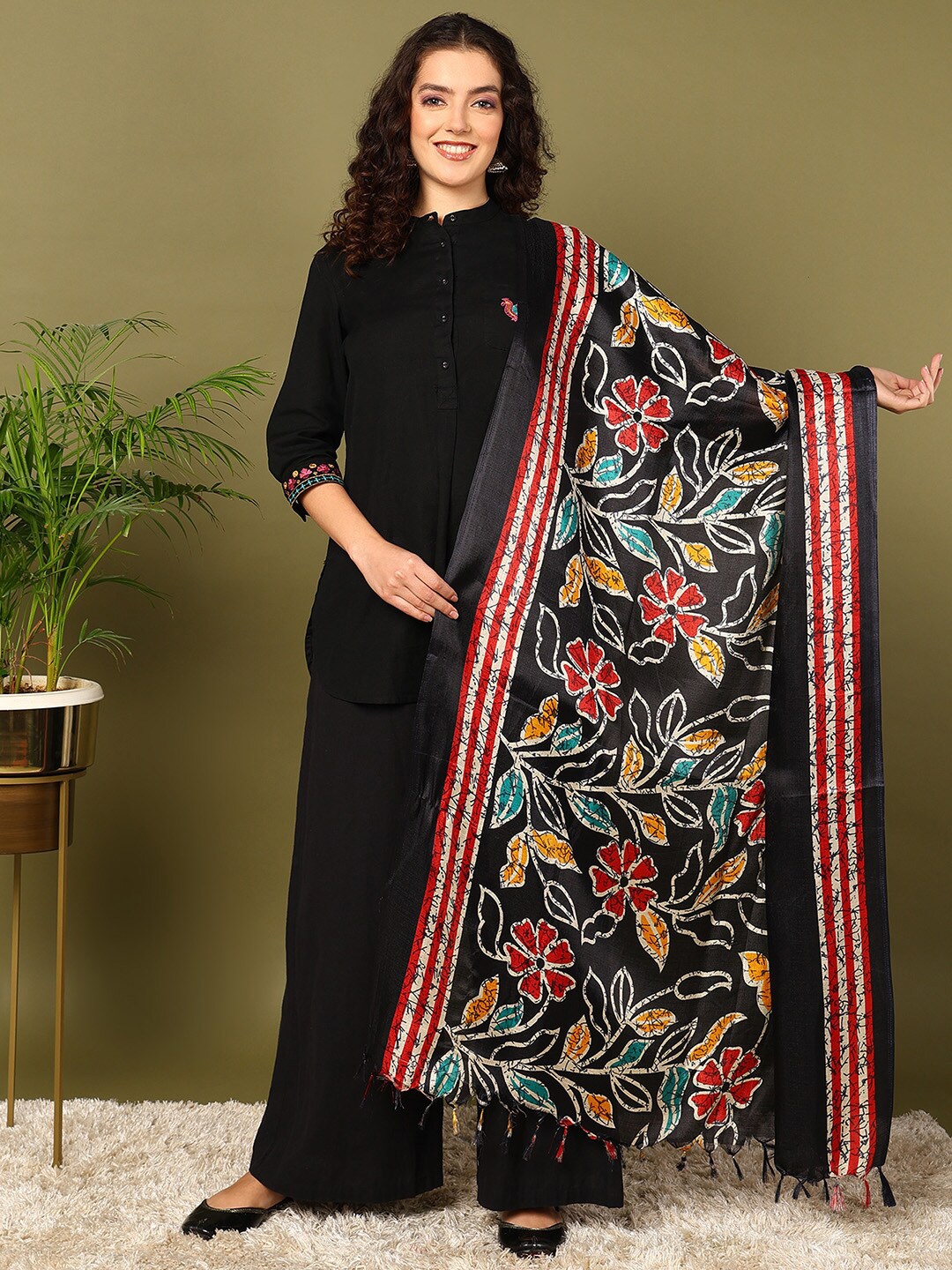 

mokshi Black & Red Floral Printed Dupatta