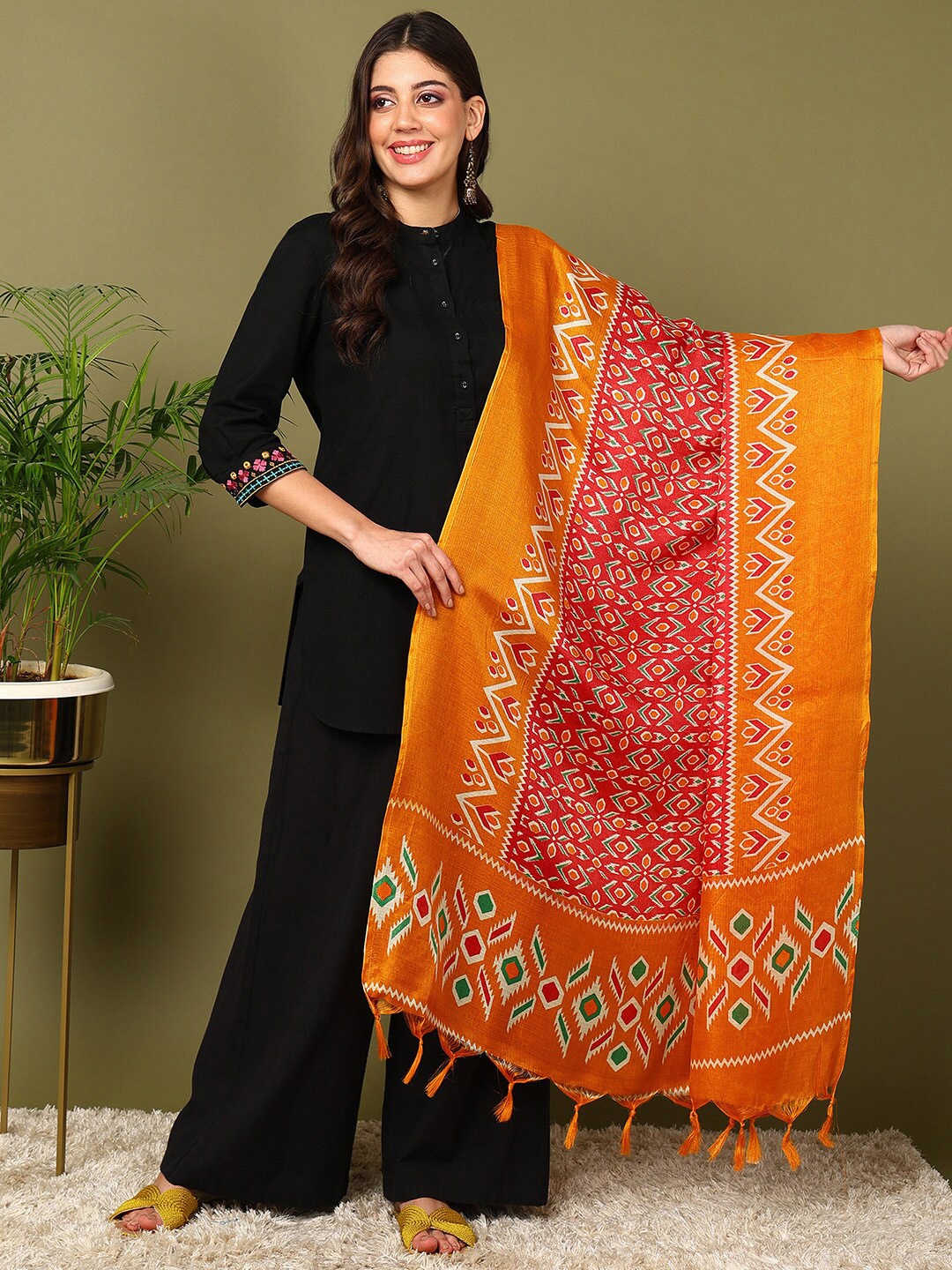 

mokshi Red & Orange Floral Printed Dupatta