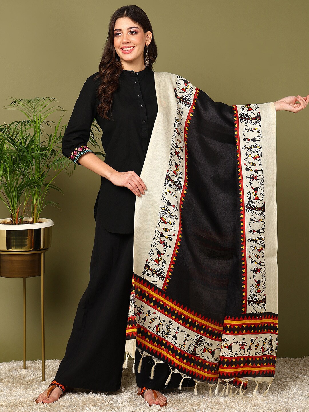 

mokshi Black Ethnic Printed Dupatta