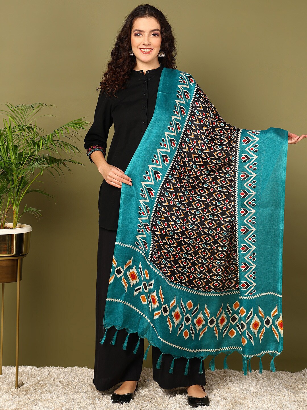 

mokshi Geometric Printed Dupatta, Black