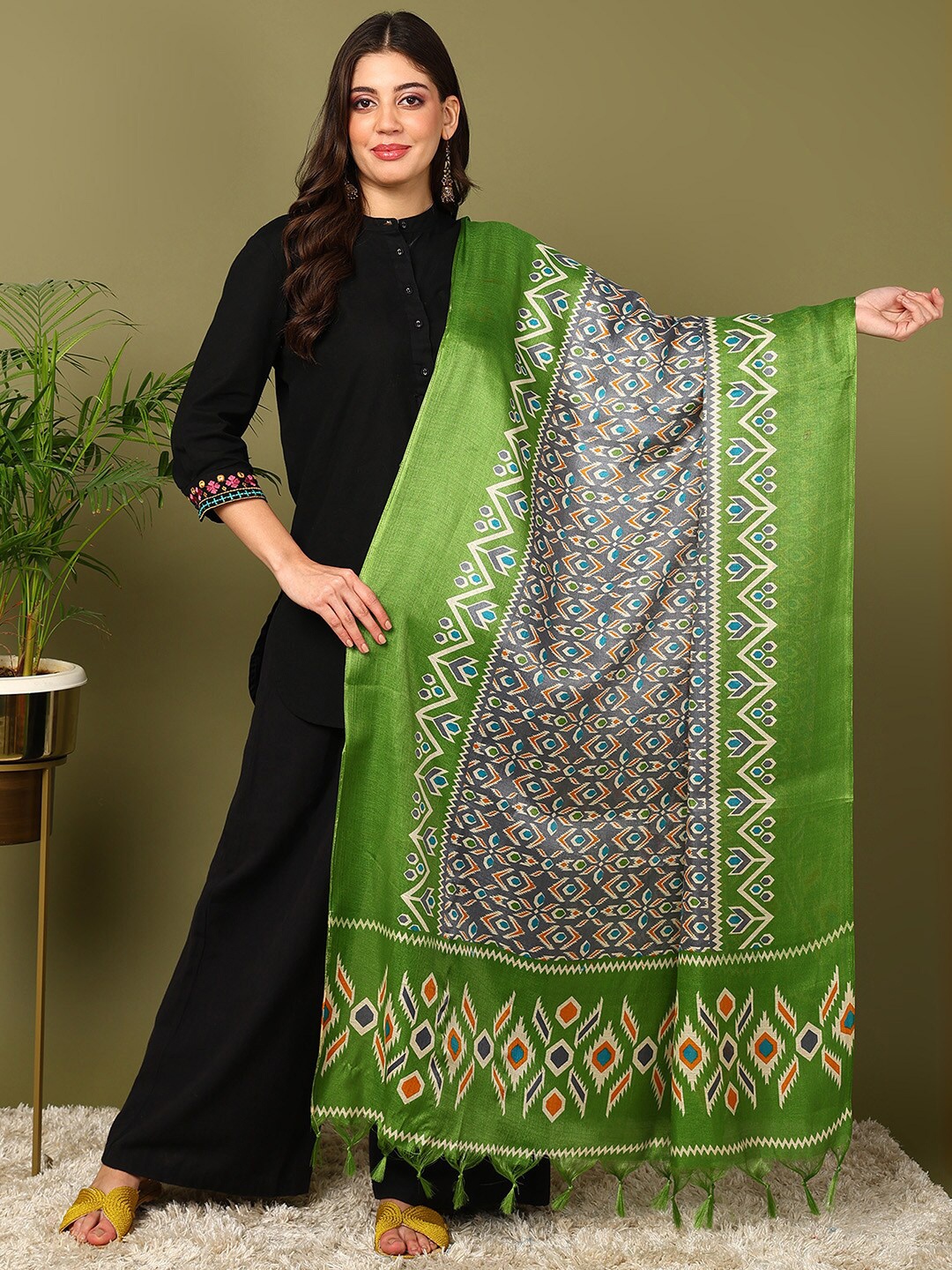 

mokshi Geometric Printed Dupatta, Green