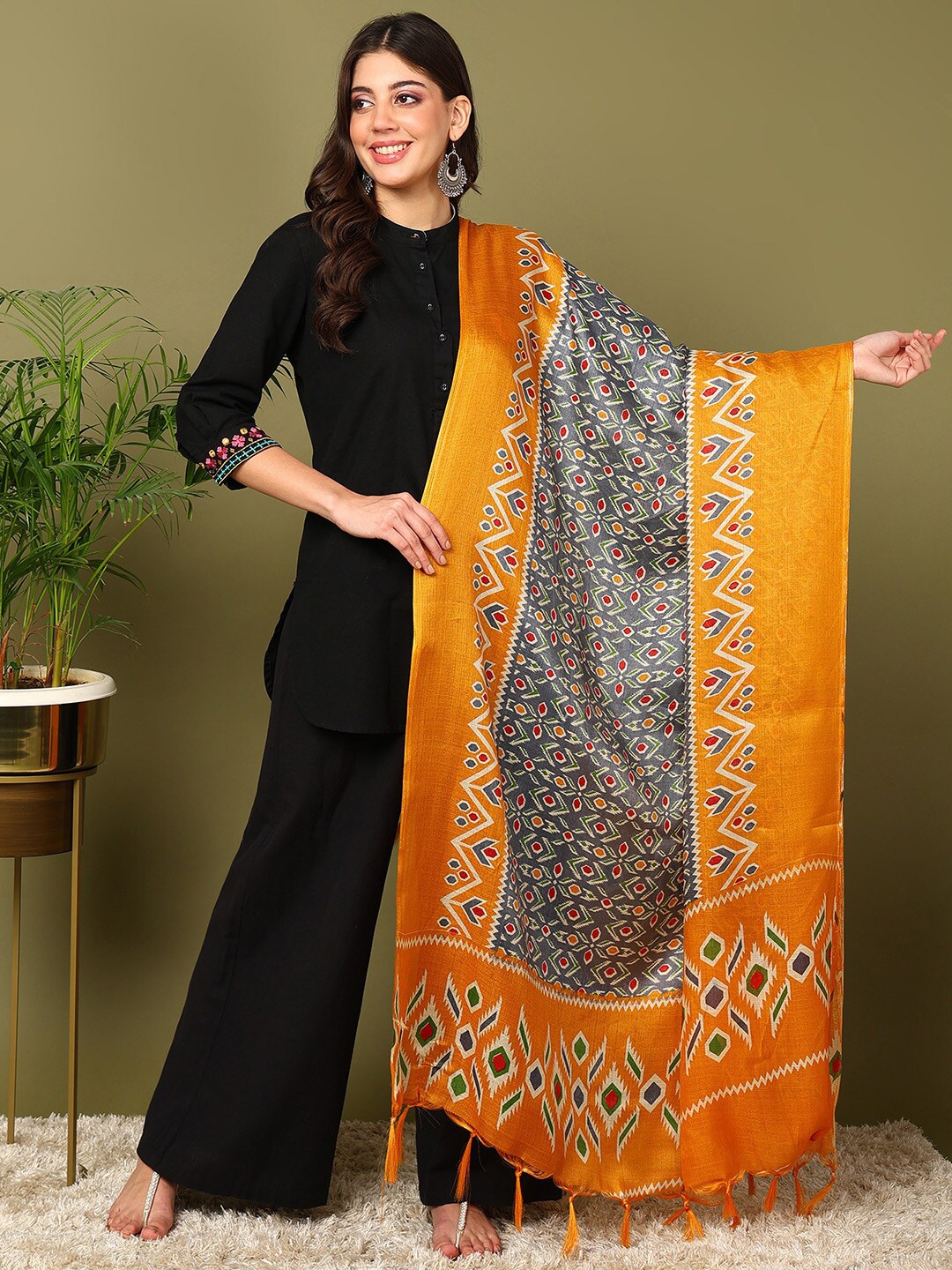 

mokshi Geometric Printed Dupatta, Orange
