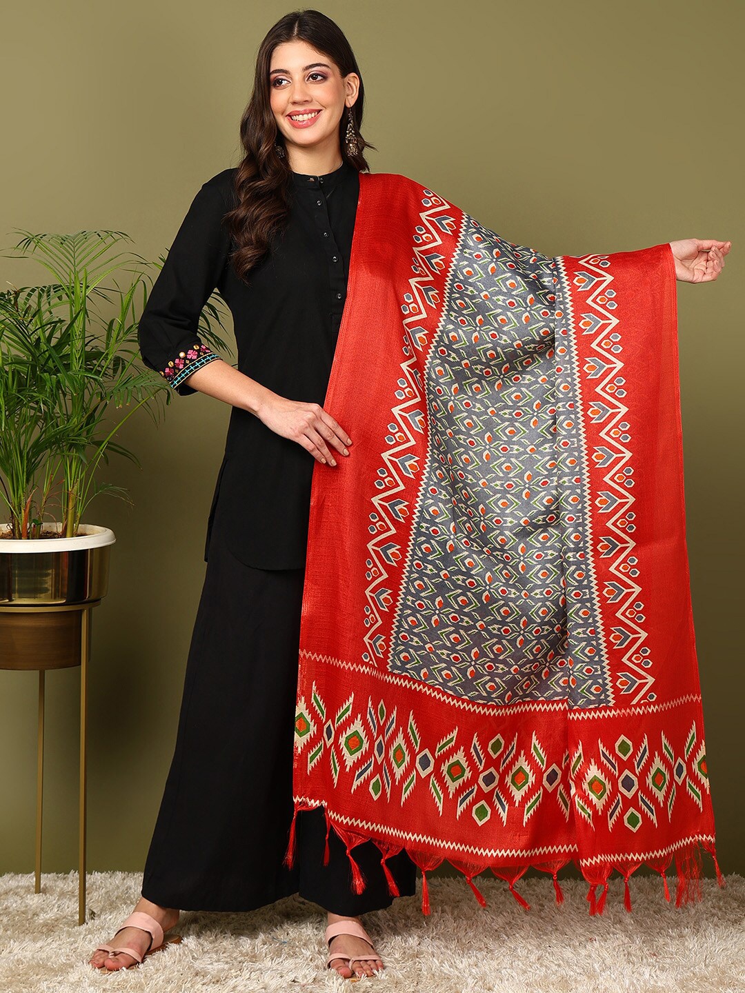 

mokshi Geometric Printed Dupatta, Red