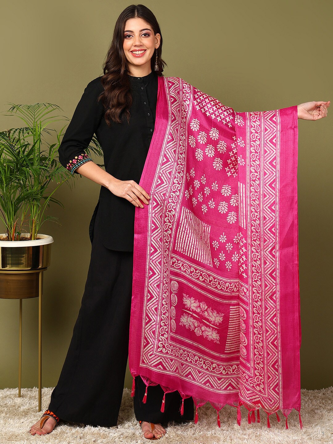 

mokshi Pink Ethnic Motifs Printed Cotton Silk Dupatta
