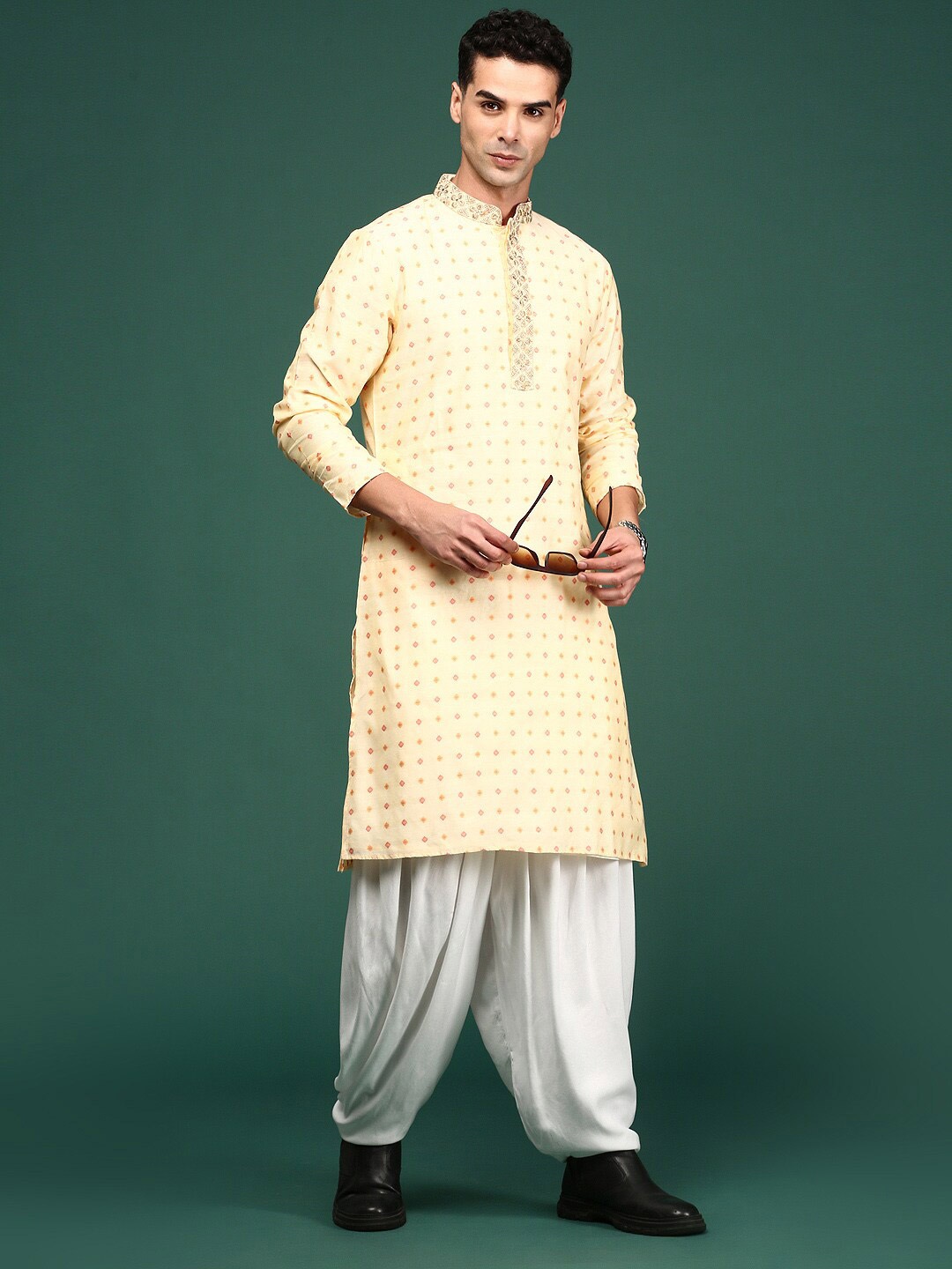 

Sangria Embroidered Mandarin Collar Chanderi Silk Kurtas, Cream