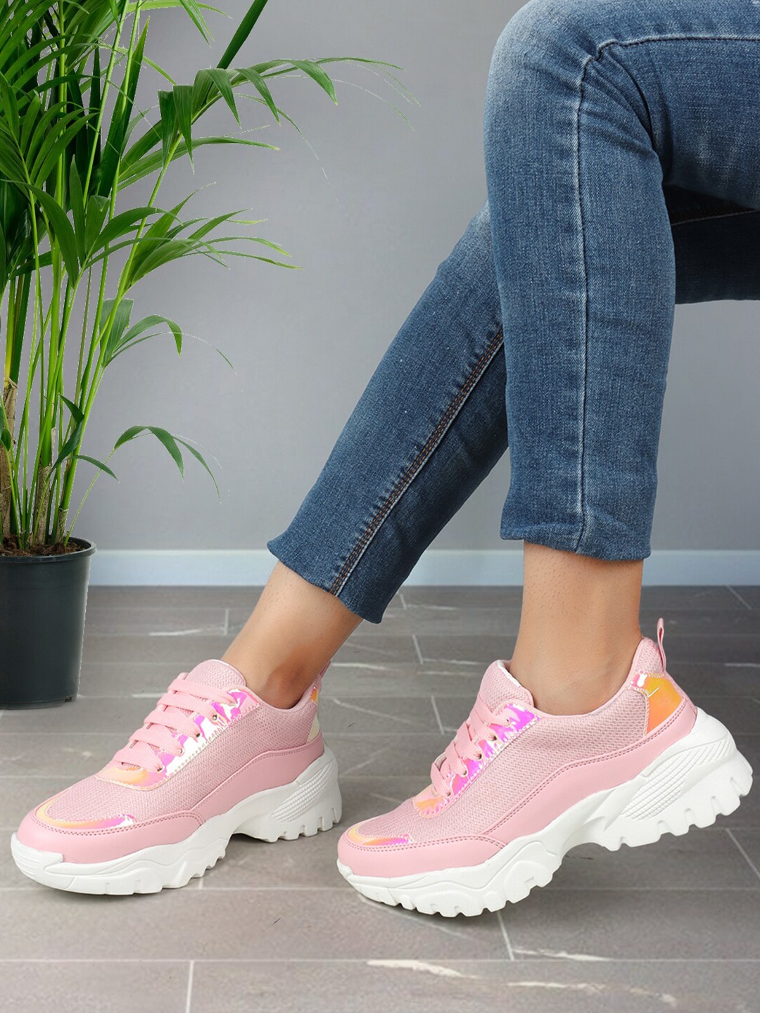 

XE Looks Women Textured Lightweight Contrast Sole Sneakers, Pink