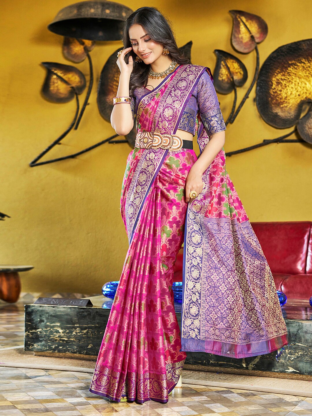 

Satrani Jacquard Ethnic Motifs Zari Art Silk Fusion Saree, Pink