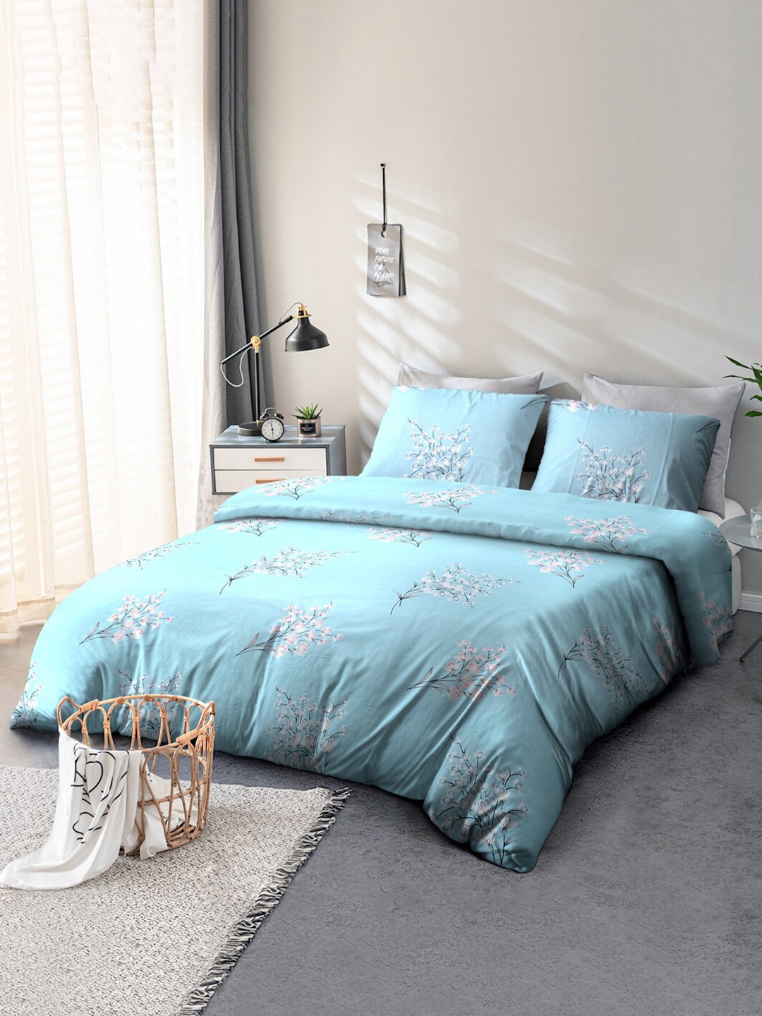 

Aura Blue & White Floral 140 TC Queen Bedsheet with 2 Pillow Covers
