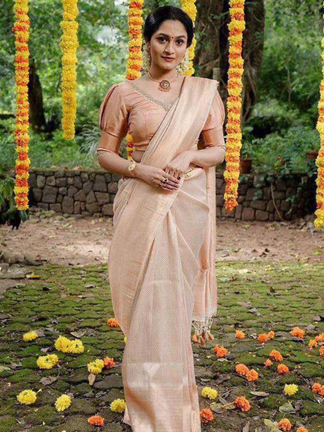 

Linza Ethnic Motif Woven Design Pure Silk Banarasi Saree, Cream