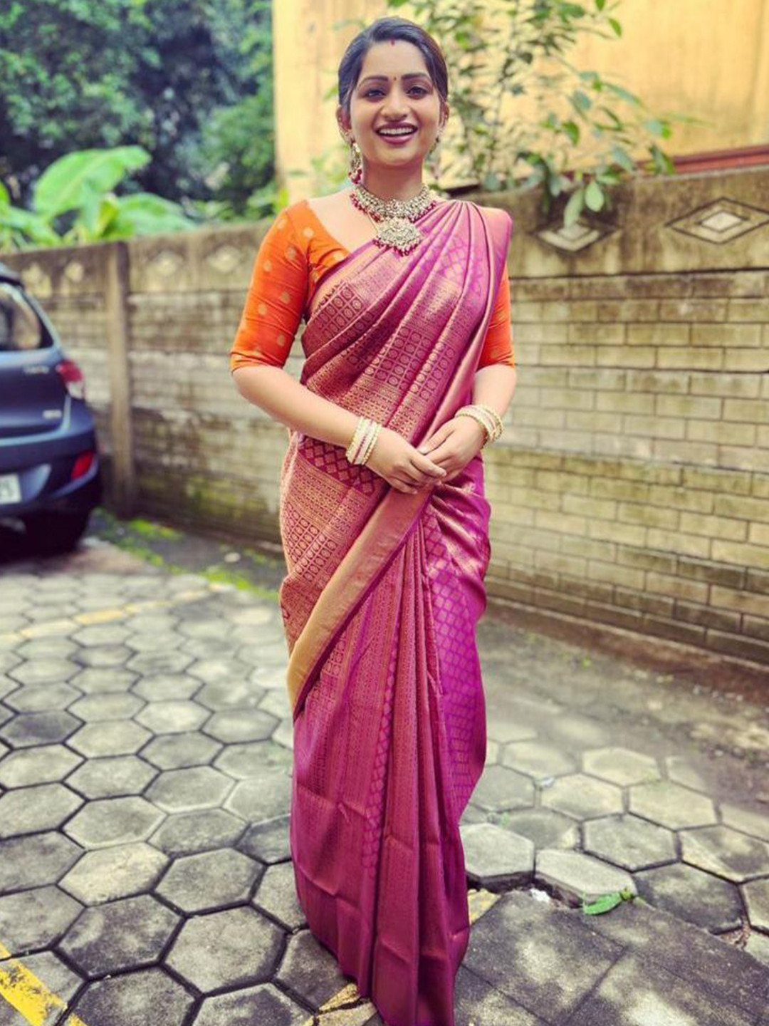 

Linza Ethnic Motif Woven Design Pure Silk Banarasi Saree, Magenta