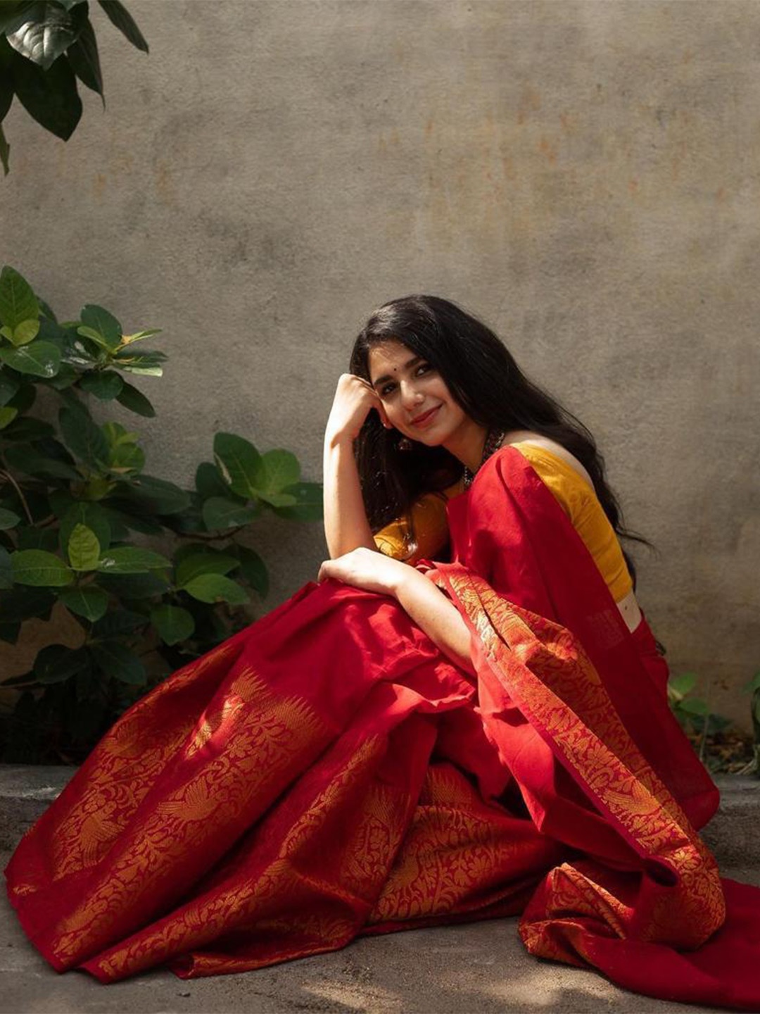 

Linza Ethnic Motif Woven Design Pure Silk Banarasi Saree, Red