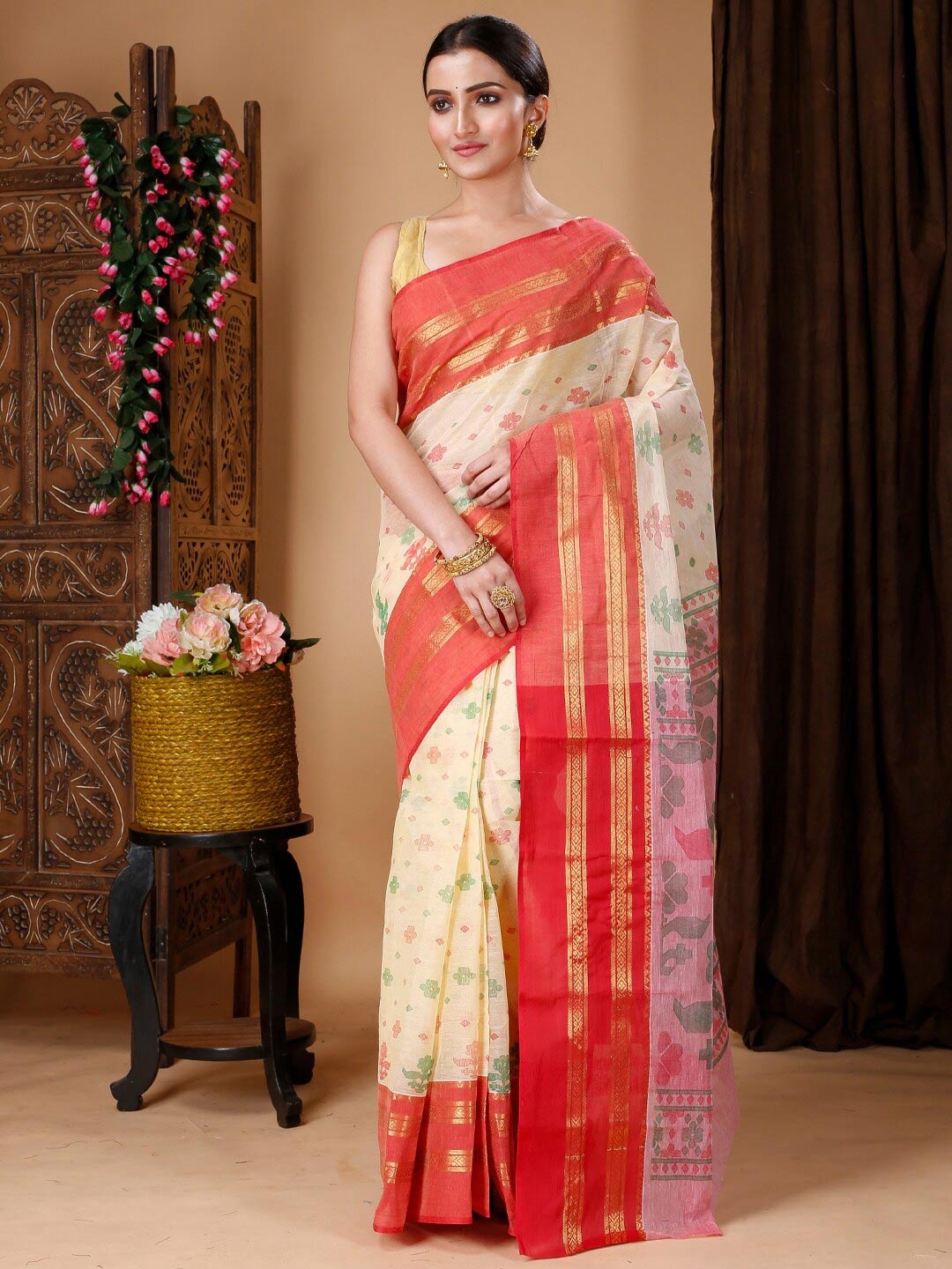 

Ruuprekha Floral Printed Woven Design Zari Pure Cotton Taant Saree, Red