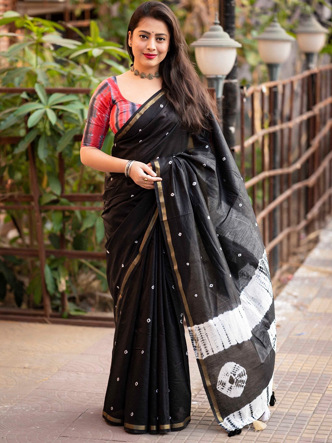 

Mitera Bandhani Designer Block Print Saree, Black