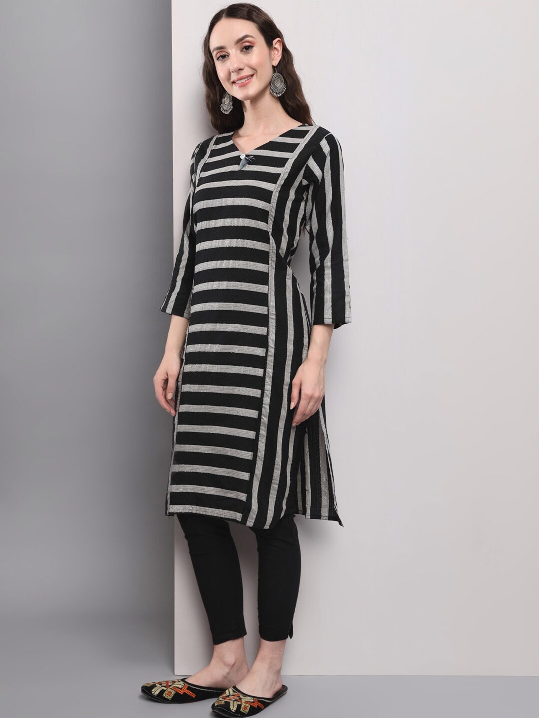 

AMRUTVARSHA CREATION Striped Straight Kurta, Black