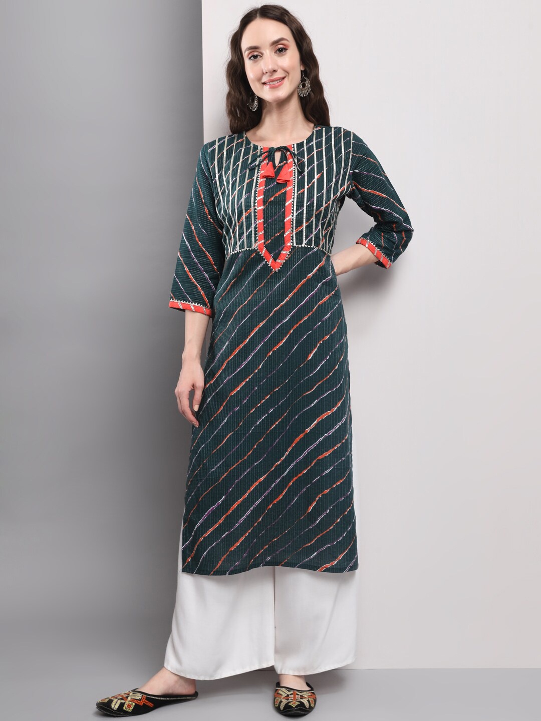 

AMRUTVARSHA CREATION Leheriya Printed Thread Work Floral Straight Kurta, Green