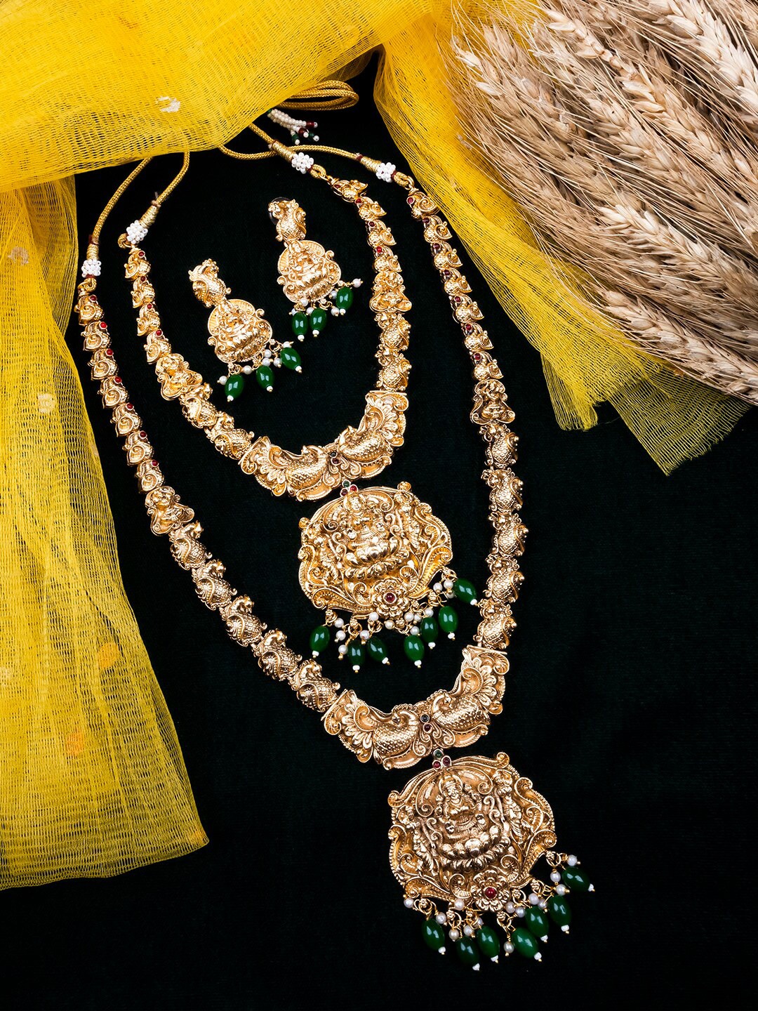 

StileAdda Gold Plated Stones Studded & Beaded Jewellery Set