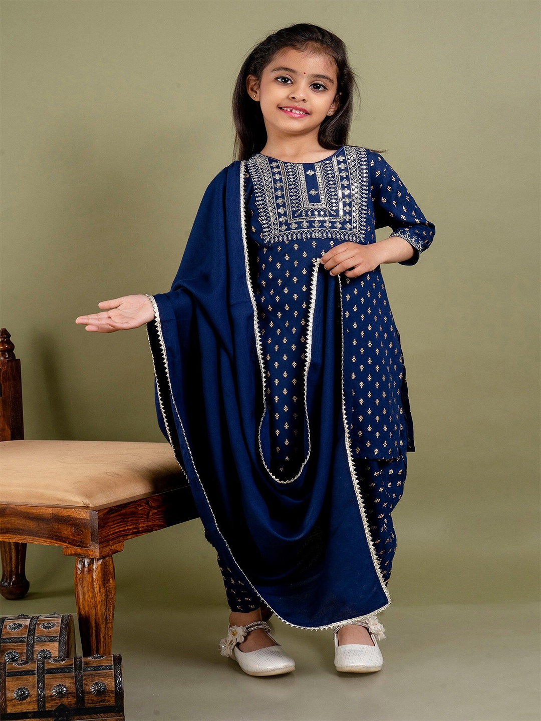 

BAESD Girls Round Neck Ethnic Thread Work Straight Kurta With Salwar & Dupatta, Blue