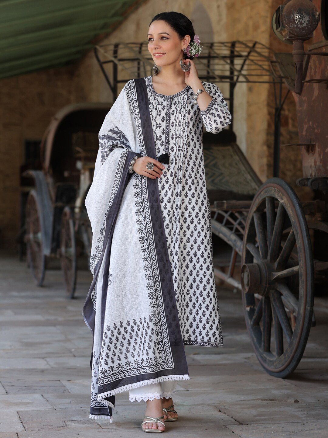 

Rain & Rainbow Ethnic Motifs Printed Regular Pure Cotton Kurta with Trousers & Dupatta, Black