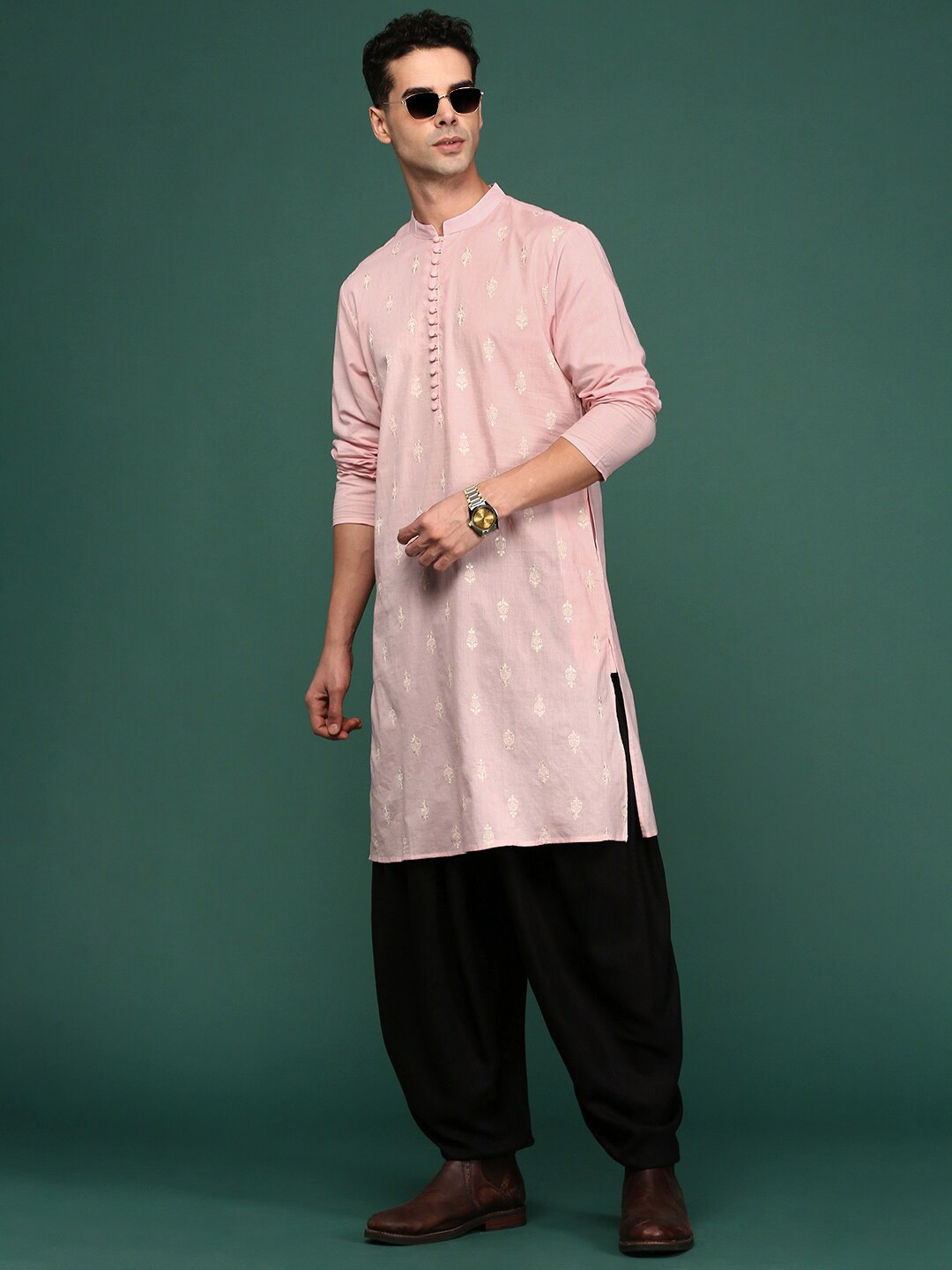 

Sangria Embroidered Cotton Mandarin Collar Straight Sequins Kurta, Pink