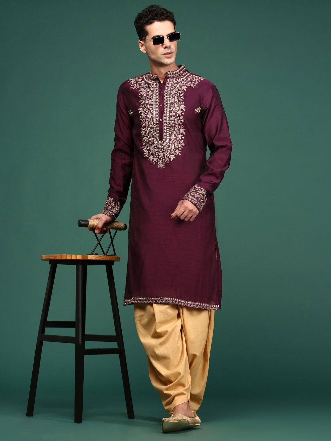 

Ramas Embroidered Mandarin Collar Mirror Work Kurta, Burgundy