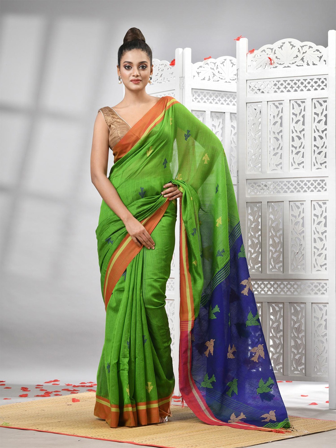 

Angoshobha Woven Design Ethnic Motifs Saree, Green