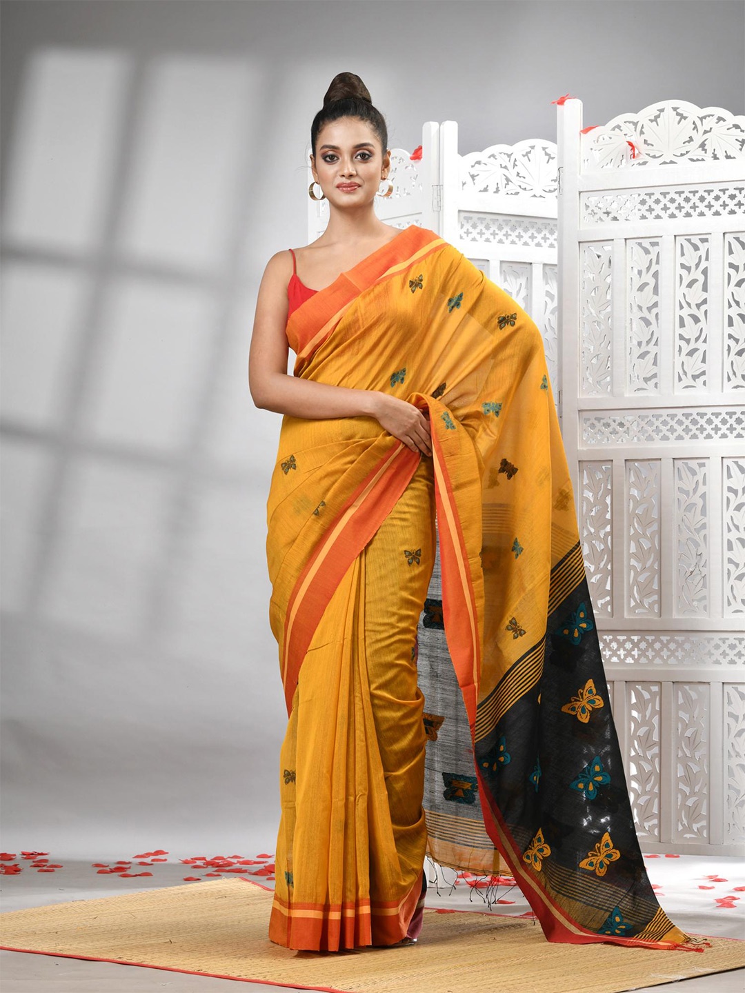 

Angoshobha Ethnic Motifs Woven Design Saree, Yellow