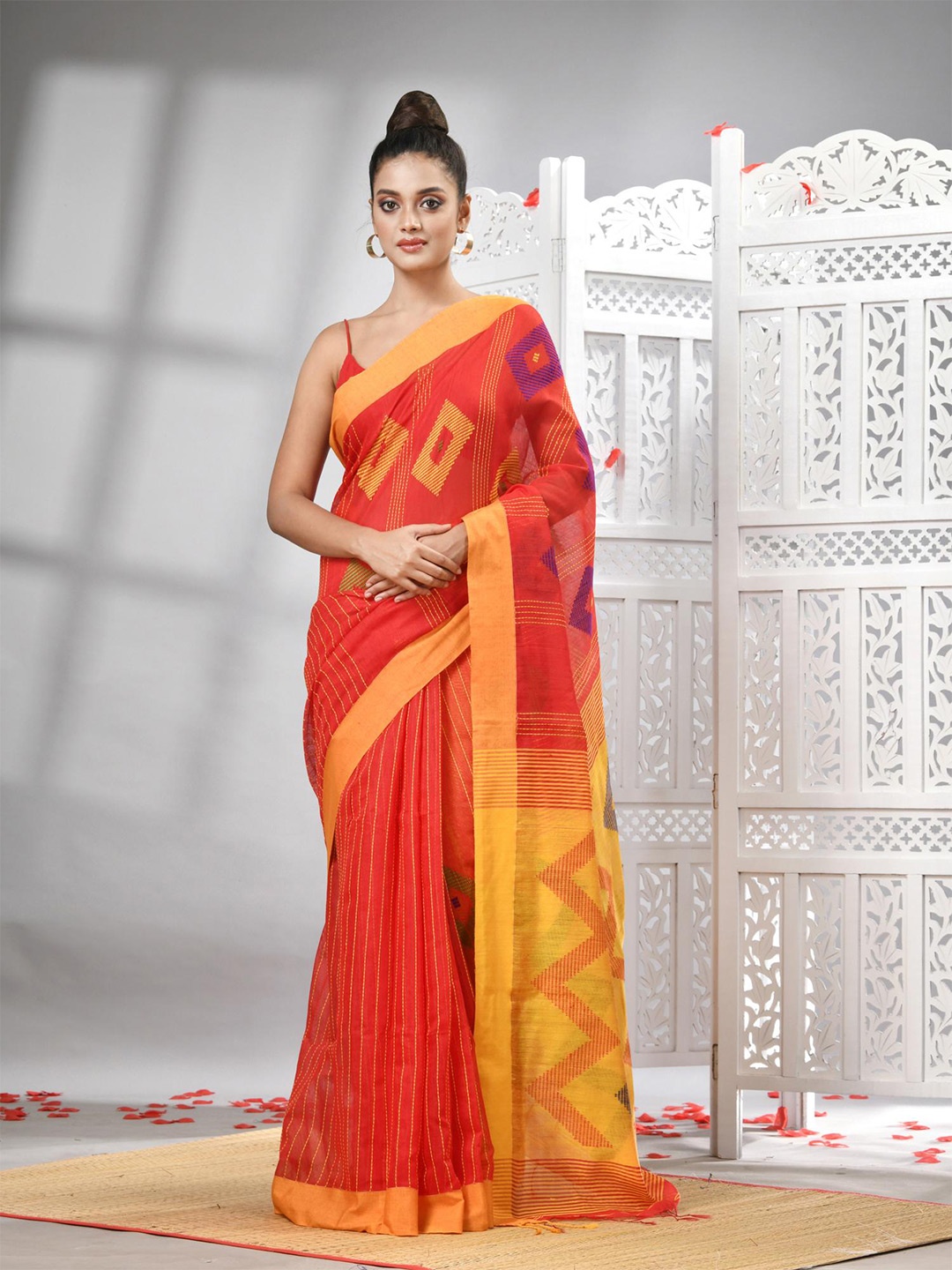 

Angoshobha Geometric Woven Design Saree, Red