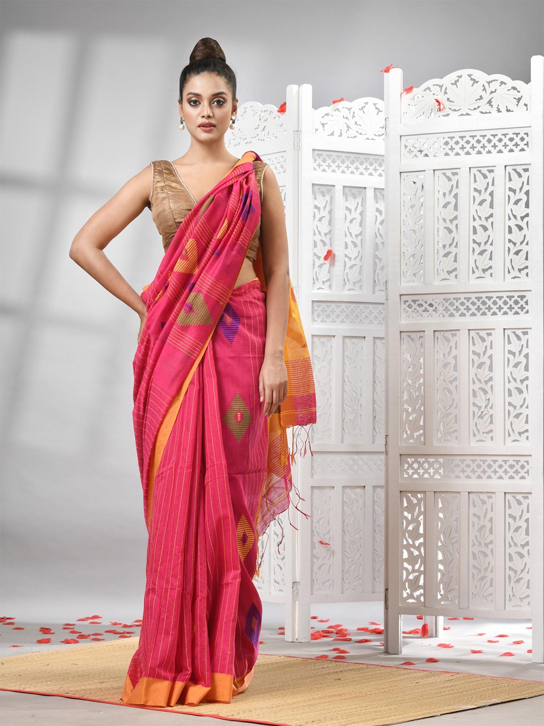 

Angoshobha Ethnic Motifs Woven Design Saree, Fuchsia