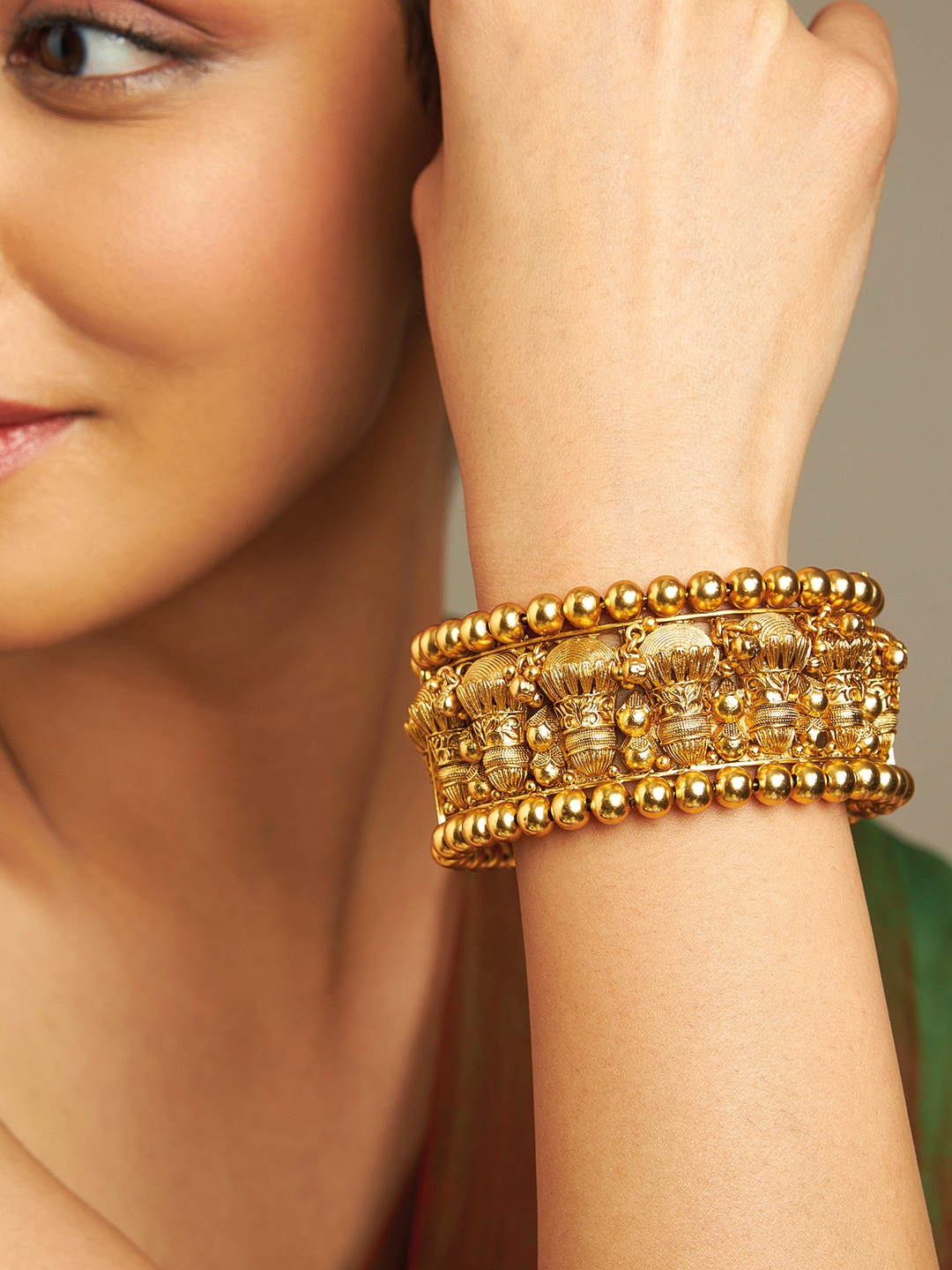 

Kushal's Fashion Jewellery Gold-Plated Bangle