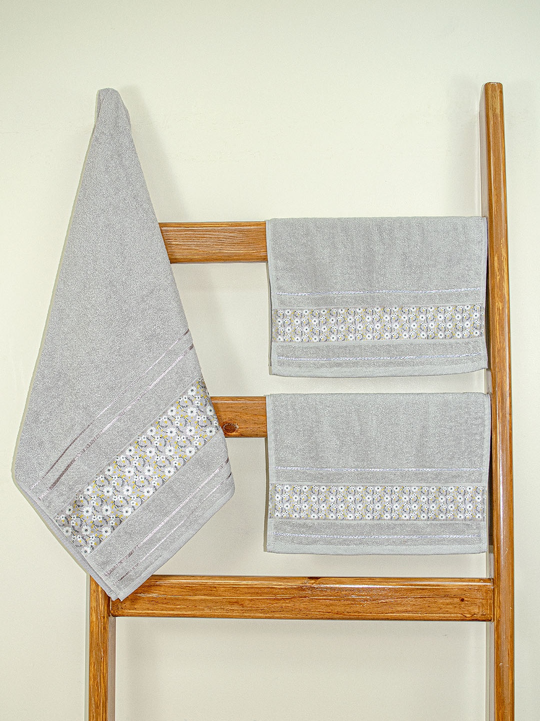 

Aura Grey 3 Pieces Printed Cotton 450 GSM Towel Set